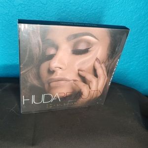 Huda Beauty 3D highlighter palette